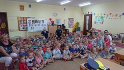 Fotografia w kolorze przedstawiająca dzielnicową Olkowicz na spotkaniu z dużą grupą przedszkolaków.