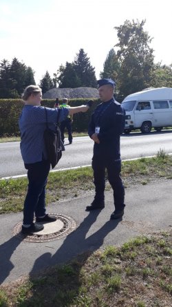 zdjęcie w kolorze - policjant udziela wywiadu dla niemieckiej telewizji