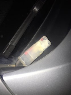 zdjęcie w kolorze - ukryty w samochodzie pojemnik z narkotykami