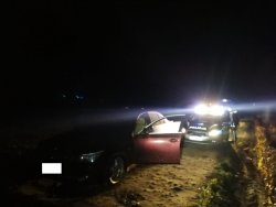 zdjęcie w kolorze - zatrzymany do kontroli drogowej samochód, którego kierowca przewoził amfetaminę